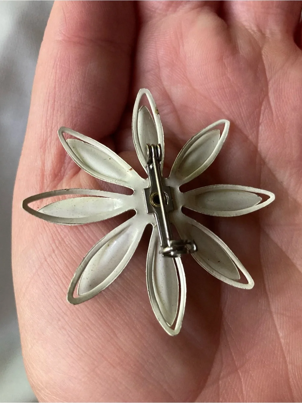 Vintage Flower Power Layered Petal White Enamel Daisy Brooch Pin w/ Dark Center!